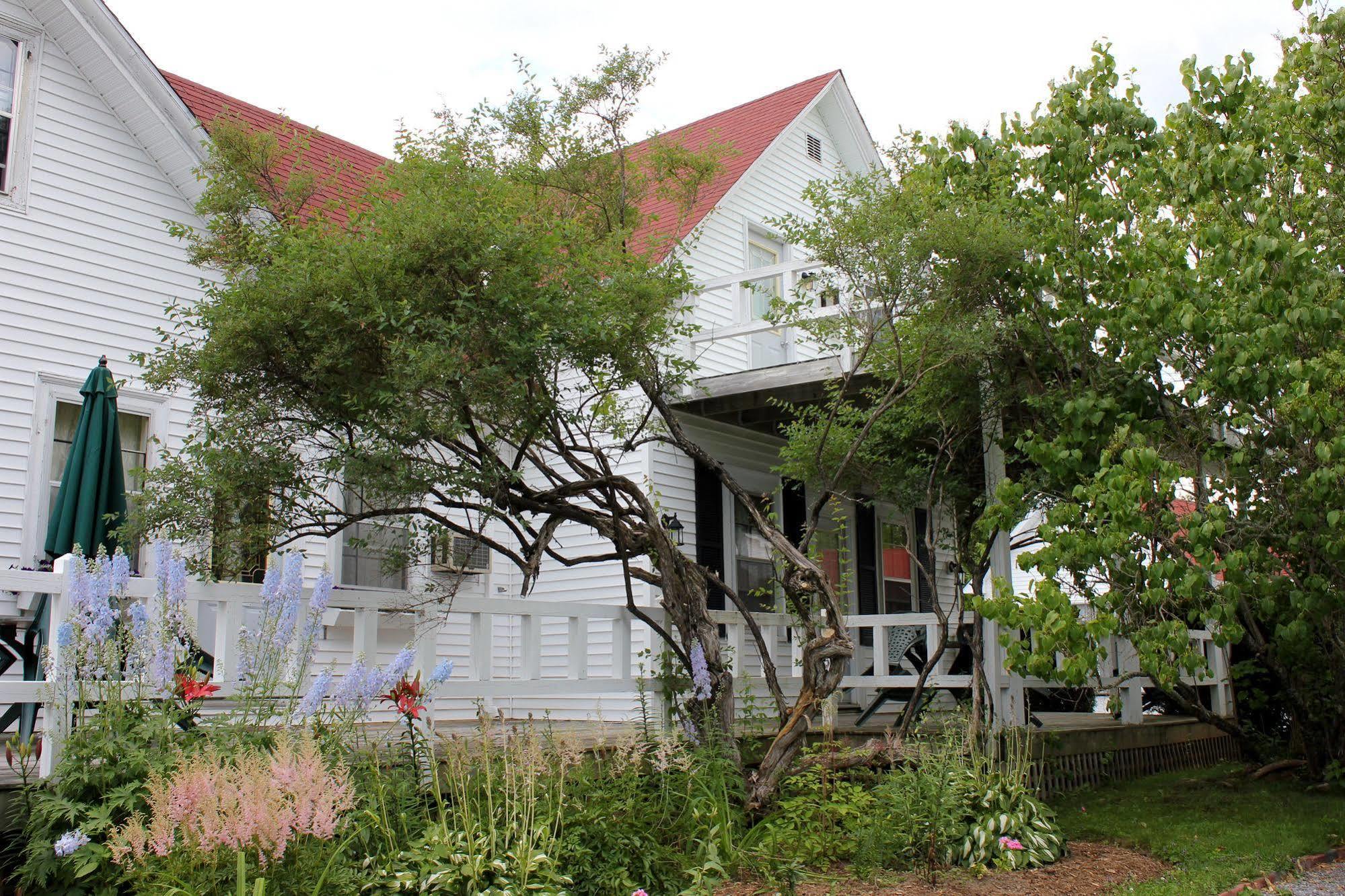Tara Manor Inn St. Andrews By The Sea Exterior photo